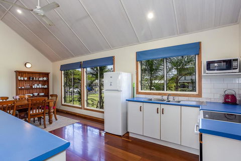 6 Ilmenite Avenue - Coastal Beach Shack Within Walking Distance To Patrolled Beach And CBD, - Foster Accommodation 1