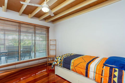 6 Ilmenite Avenue - Coastal Beach Shack Within Walking Distance To Patrolled Beach And CBD, - Foster Accommodation 2