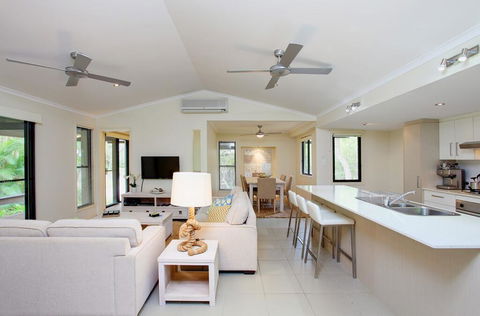 6 Orania Court - Rainbow Shores, Absolutely Gorgeous Beach Side Property Within 200 Metres Walk To The Beach - Foster Accommodation 1