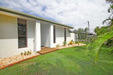 6 Petrie Ave, Marcoola, Pet Friendly, Linen Supplied - Foster Accommodation 1