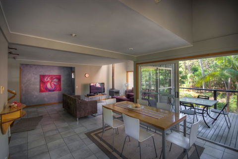 6 Satinwood Drive - Rainbow Shores, Stylish Beach House, Free WiFi - Foster Accommodation 1