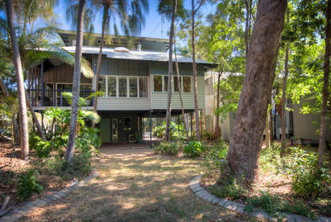6 Satinwood Drive - Rainbow Shores, Stylish Beach House, Free WiFi - Foster Accommodation 0