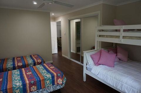 7 Belle Court - Rainbow Shores, Huge Beach House, Ducted Air Con, Pets Welcome - Foster Accommodation 1