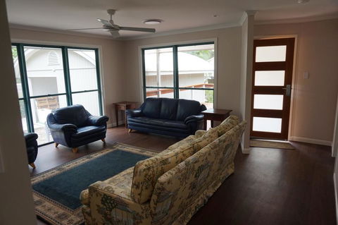 7 Belle Court - Rainbow Shores, Huge Beach House, Ducted Air Con, Pets Welcome - Foster Accommodation 2