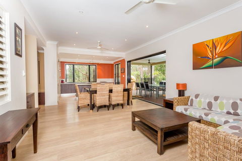 8 Ibis Court - Rainbow Shores, Swimming Pool, Walk To Beach, Executive Beach House - Foster Accommodation 1