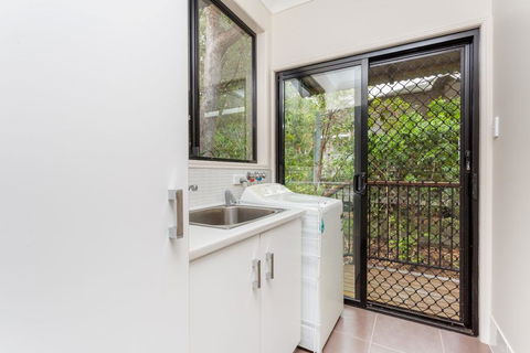 8 Ibis Court - Rainbow Shores, Swimming Pool, Walk To Beach, Executive Beach House - Foster Accommodation 2