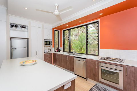 8 Ibis Court - Rainbow Shores, Swimming Pool, Walk To Beach, Executive Beach House - Foster Accommodation 3