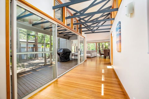8 Satinwood Drive - Rainbow Shores, Architecturally Designed, Pool, Walk To Beach - Foster Accommodation 1