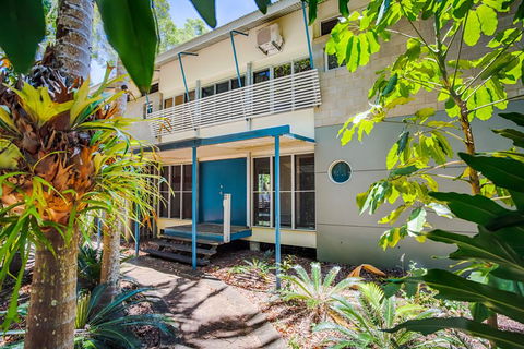 8 Satinwood Drive - Rainbow Shores, Architecturally Designed, Pool, Walk To Beach - Foster Accommodation 3