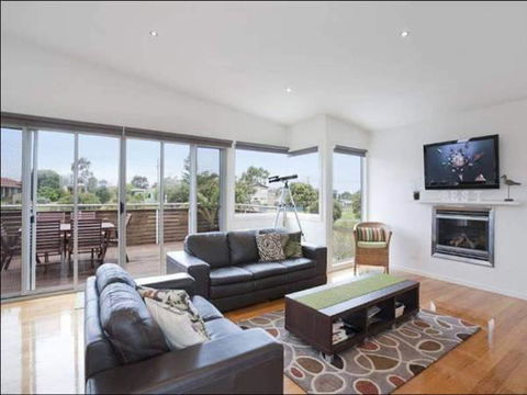 A Beautiful Beach House Torquay - Foster Accommodation 1