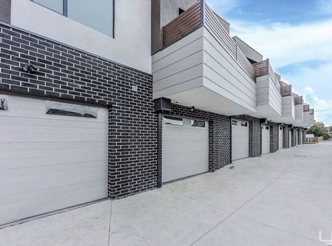 A Brand New Private Townhouse - Foster Accommodation 1