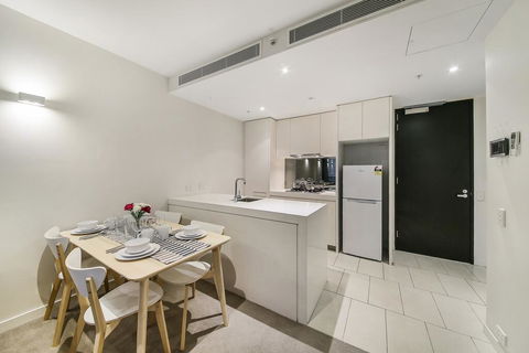 A Central & Cozy 2BR Apt Near Federation Square - Foster Accommodation 2