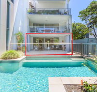 A Deluxe Swim Up - Drift Apartments South - Foster Accommodation