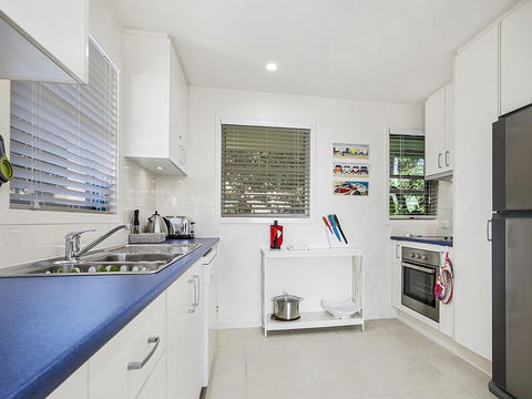 A Stylish Apartment With Noosa Views! - Unit 6 Yaringa 29 Noosa Drive - Foster Accommodation 3