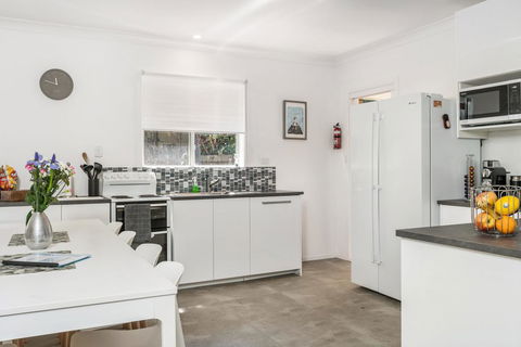 A SWEET ESCAPE - Carefree Beach Home - Foster Accommodation 1