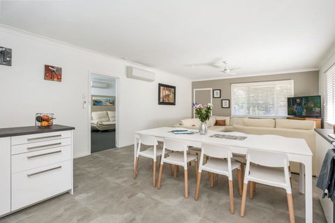 A SWEET ESCAPE - Carefree Beach Home - Foster Accommodation 2