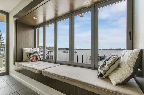 A Window On The Bay - Foster Accommodation 2