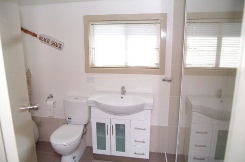 AAA Views, 2 View Street - Foster Accommodation 3