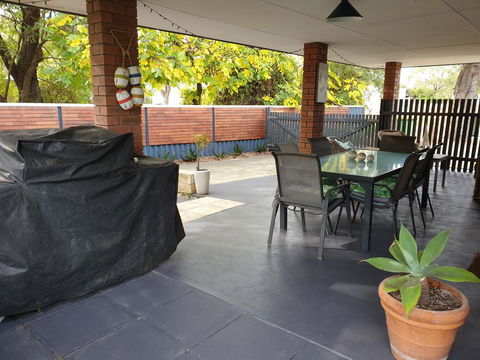 Abbey Beach Cottage - Foster Accommodation 1