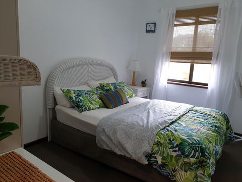 Abbey Beach Cottage - Foster Accommodation 2