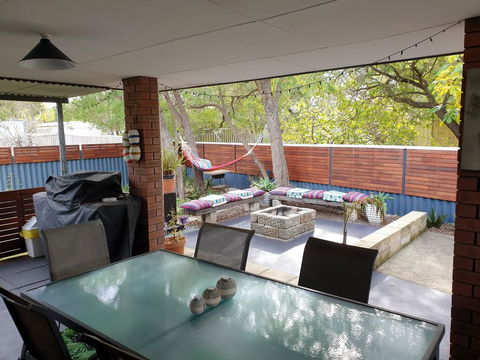 Abbey Beach Cottage - Foster Accommodation 3
