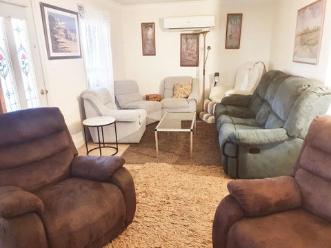 Abelia Cottages Botanical - Foster Accommodation 2
