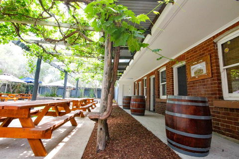 Abermain Hotel - Foster Accommodation 0