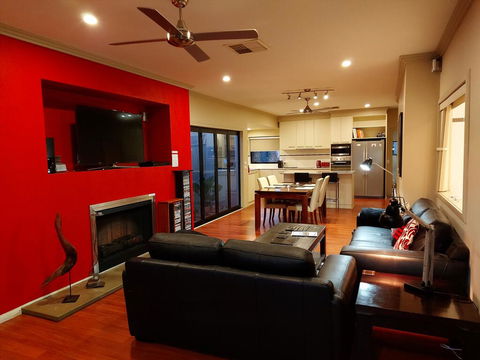 About Time Retreats- Studio Seven - Foster Accommodation 0