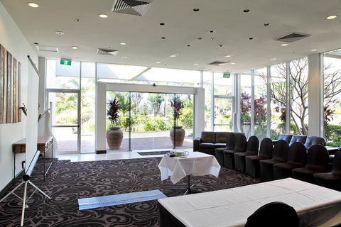 Absolute Beachfront Opal Cove Resort - Foster Accommodation 2