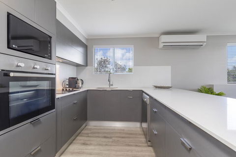 Absolute Beachfront Penthouse, Castaways Beach - Foster Accommodation 3