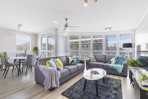 Absolute Beachfront Penthouse, Castaways Beach - Foster Accommodation 0