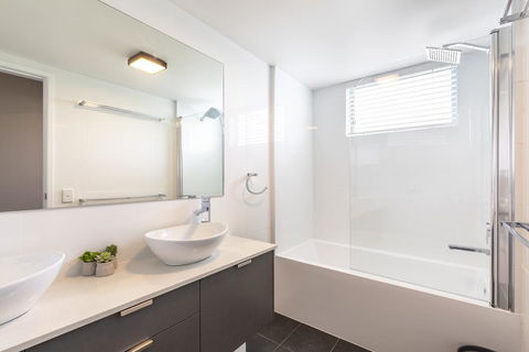 Absolute Beachfront Penthouse, Castaways Beach - Foster Accommodation 2