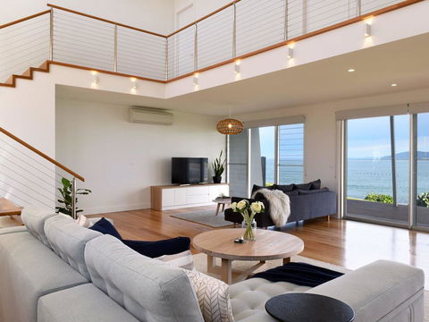 Absolute Waterfront - Foster Accommodation 0