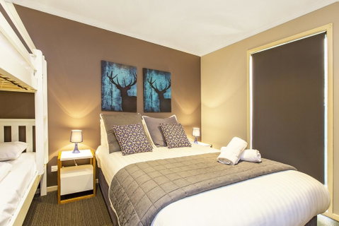 Acacia 2 - Luxurious Holiday Townhouse - Foster Accommodation 2