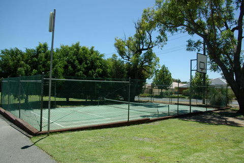 Acclaim Kingsway Tourist Park - Foster Accommodation 3