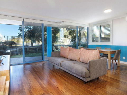 Across The Road From The Beach! - Foster Accommodation 0