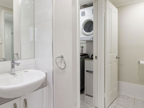Across The Road From The Beach! - Foster Accommodation 1
