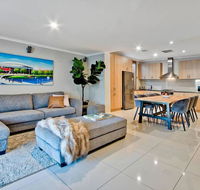 Adelaide 4 Bedroom House with Pool - Foster Accommodation