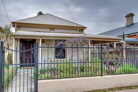 Adelaide Close CBD Large Private Studio Apartment In St Peters - Foster Accommodation 0