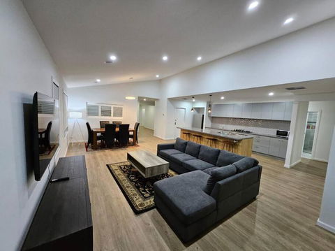 E 4 Room Retreat Family Friendly - Foster Accommodation 0