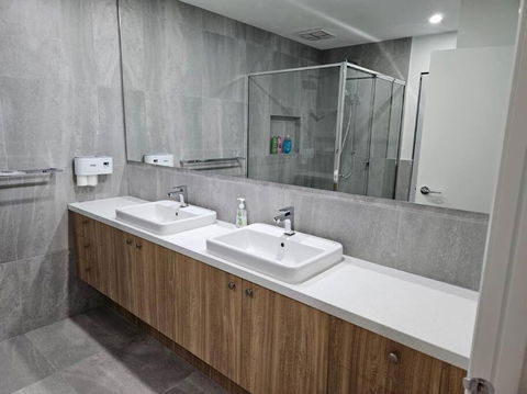 E 4 Room Retreat Family Friendly - Foster Accommodation 1