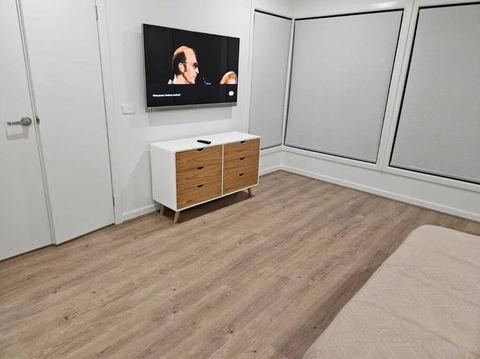 E 4 Room Retreat Family Friendly - Foster Accommodation 2