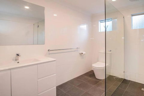 Eagle Bay Summerhaus - Foster Accommodation 2