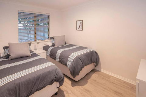 Eagle Bay Summerhaus - Foster Accommodation 4