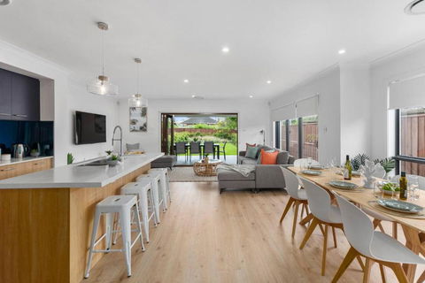 East Corrimal Escape - Beautiful Beachside Living - Foster Accommodation 0