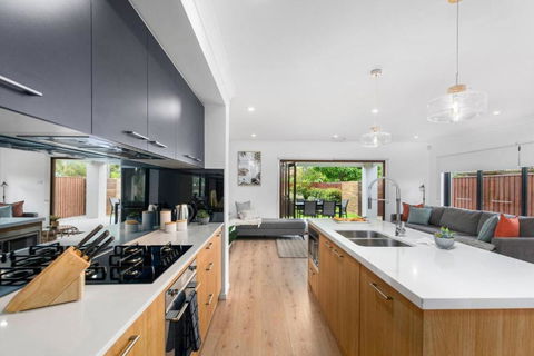 East Corrimal Escape - Beautiful Beachside Living - Foster Accommodation 1