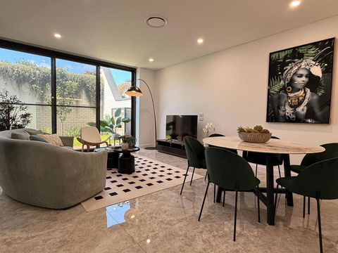Eastgardens 4Bed 3Bath Brand New Townhouse 2 Car - Foster Accommodation 0