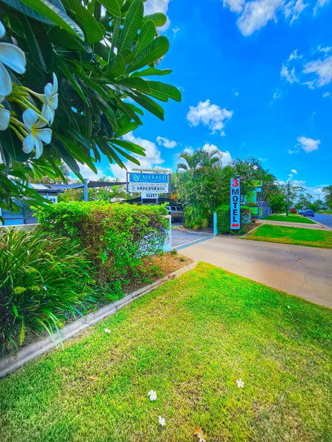Emerald Motel Apartments - Foster Accommodation 0