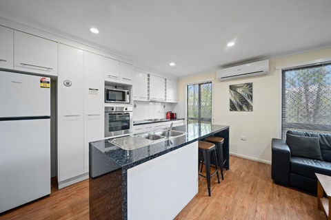 Emerald Motel Apartments - Foster Accommodation 1
