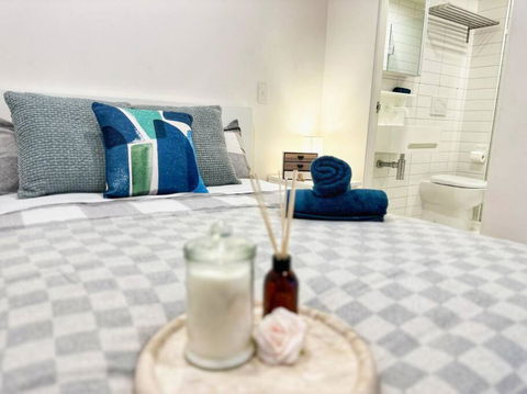 ES2410-2Bed 2Bath Vision Apt With Balcony, Pool & Gym - Foster Accommodation 0